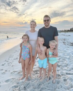 Elizabeth Smart Instagram - Family fun in Florida! We are having the best week with our friends. 🌴☀️