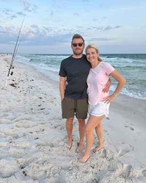 Elizabeth Smart Instagram - Family fun in Florida! We are having the best week with our friends. 🌴☀️