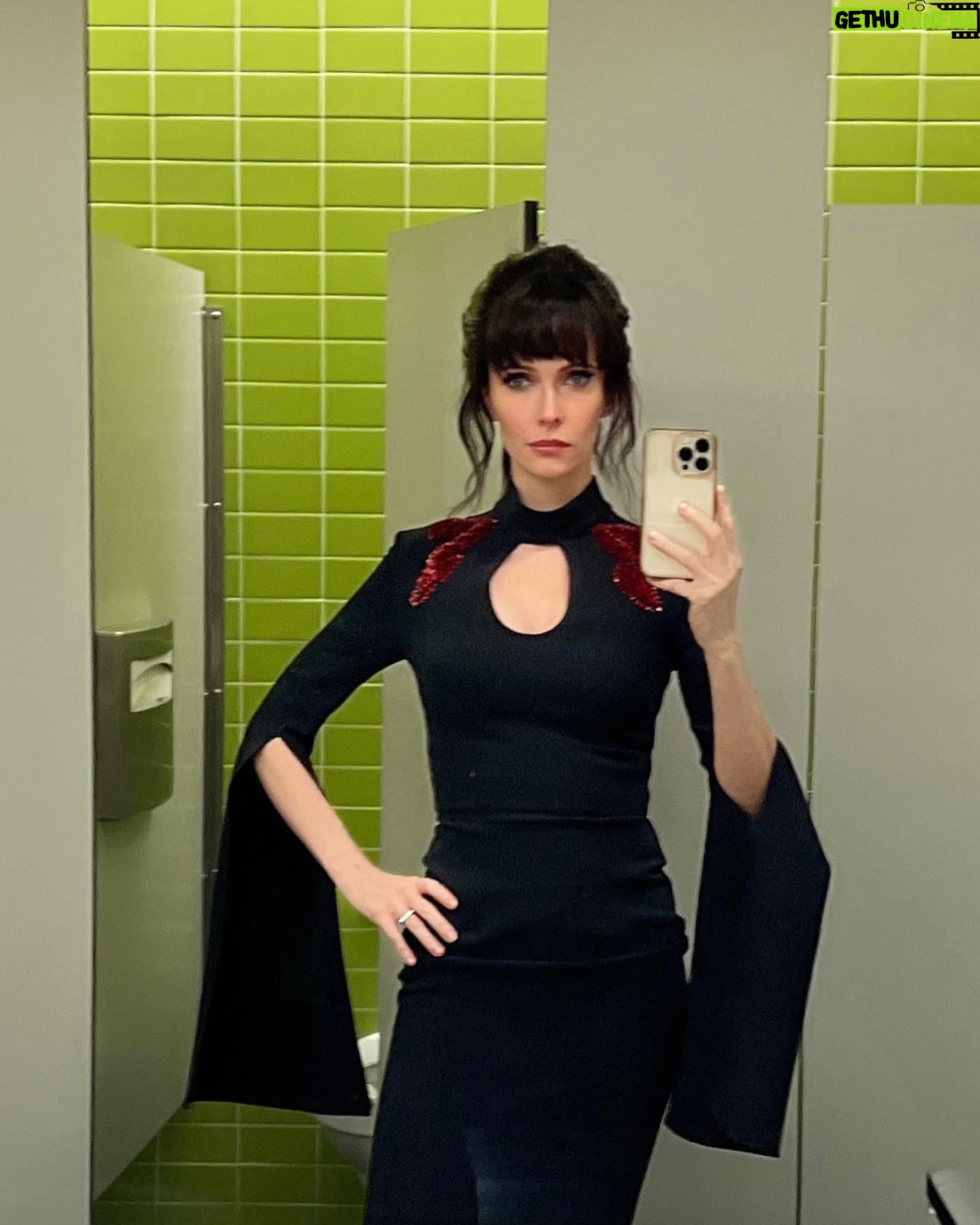 Elizabeth Tulloch Instagram - Some #behindthescenes pics from last night’s #Bizarro episode. What did everyone think? 🖤