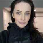 Elizabeth Tulloch Instagram - How lucky am I, to have been able to inhabit this woman’s bones, and brain, and heart, for the last 6 years, 4 of which were on #supermanandlois. Lois Lane has been an icon for as long as Superman has because of her fierceness, her work ethic, her determination, her playfulness, her commitment to finding the truth no matter the cost. Thank you to our creator Todd Helbing, co-showrunner Brent Fletcher, all of our writers and producers and post-production team, our incredible VFX department. Thank you @gberlanti and Sarah Schechter @50shadesofgabay and everyone else at Berlanti Productions, everyone at DC Comics, @cdflix @baptv10, Lisa Lewis and everyone else at @warnerbrostv , Mark Pedowitz and @thecw, and to our phenomenal casting director @davidrapaport for telling everyone “This is your Lois” and to @jessicaqueller and @rrtvwriter for seeing and believing it. Thank you @iansamoildirector and everyone else in the production office. And to our on-set crew: #SupermanAndLois was a big, beautiful, epic show and it wouldn’t have happened without each and every one of you. Thank you thank you thank you. I already miss you all so much. Thank you to our wonderfully amazing cast - but mostly to @tylerhoechlin. My Superman. I am so grateful for your talent, your work ethic, and your commitment to making me laugh. I wish the best of luck to @jamesgunn and the rest of his cast and crew, and especially to @rachelbrosnahan - I’m sure you will be a wonderful Lois and I can’t wait to see what you do with the role. Have so much fun - I know I did. I’ll be grateful til the day I die that I had these few years to wake up every day and be Lois. Lane. 💜