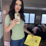 Elizabeth Tulloch Instagram - Trailer selfies from Season 3 of #supermanandlois. How is everyone liking this season so far? ❤️
