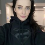 Elizabeth Tulloch Instagram - Trailer selfies from Season 3 of #supermanandlois. How is everyone liking this season so far? ❤️