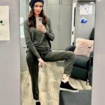 Elizabeth Tulloch Instagram - Trailer selfies from Season 3 of #supermanandlois. How is everyone liking this season so far? ❤️