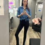 Elizabeth Tulloch Instagram - Trailer selfies from Season 3 of #supermanandlois. How is everyone liking this season so far? ❤️