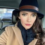 Elizabeth Tulloch Instagram - Trailer selfies from Season 3 of #supermanandlois. How is everyone liking this season so far? ❤️