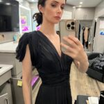 Elizabeth Tulloch Instagram - Trailer selfies from Season 3 of #supermanandlois. How is everyone liking this season so far? ❤️