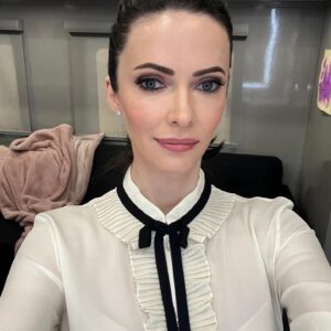 Elizabeth Tulloch Instagram - We know you all love the episodes with flashbacks so our writers delivered. 💞 #DailyPlanet #SupermanAndLois #flashback #throwback