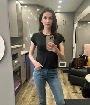 Elizabeth Tulloch Instagram - Officially over halfway through our final season of #SupermanAndLois. Trying to enjoy every last moment with our amazing crew and cast. Thank you to our writers for writing such an amazing, heartbreaking, epic final season. 
💞