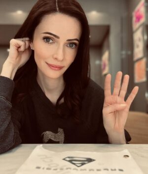 Elizabeth Tulloch Instagram - Officially over halfway through our final season of #SupermanAndLois. Trying to enjoy every last moment with our amazing crew and cast. Thank you to our writers for writing such an amazing, heartbreaking, epic final season. 
💞