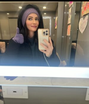 Elizabeth Tulloch Instagram - Officially over halfway through our final season of #SupermanAndLois. Trying to enjoy every last moment with our amazing crew and cast. Thank you to our writers for writing such an amazing, heartbreaking, epic final season. 
💞
