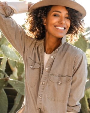 Ella Thomas Instagram - … can someone just tell me once and for all… are 🛑stop signs just a suggestion everywhere or just in LA? #askingforafriend 🤷🏽‍♀️

Jumpsuit :  vintage @bananarepublic 
Sweater:  current @bananarepublic 
Photo:  @justinmacala