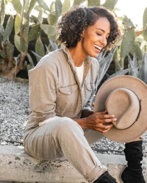 Ella Thomas Instagram - … can someone just tell me once and for all… are 🛑stop signs just a suggestion everywhere or just in LA? #askingforafriend 🤷🏽‍♀️

Jumpsuit :  vintage @bananarepublic 
Sweater:  current @bananarepublic 
Photo:  @justinmacala