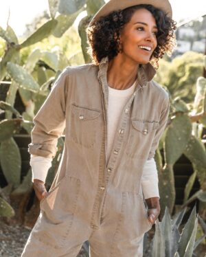 Ella Thomas Instagram - … can someone just tell me once and for all… are 🛑stop signs just a suggestion everywhere or just in LA? #askingforafriend 🤷🏽‍♀️

Jumpsuit :  vintage @bananarepublic 
Sweater:  current @bananarepublic 
Photo:  @justinmacala