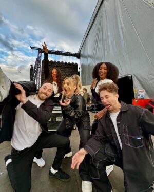 Ella Henderson Instagram - @bbcradio1 BIG WEEKEND 🙌 Thank you so much for showing me such an amazing time 💖 @natashabedingfield @rudimentaluk it was UNREAL performing alongside you. Thank you to my incredible team as always, and to everyone who watched or listened — your support always means the world 🙏 What a great way to kick off festival season E x x 
MD: @rossharrismusic 
Keys: @jamieaparker_ 
BV’s: @izzychaseuk @zazathevoice 
Glam: @krystaldawn_mua @jasongohhair