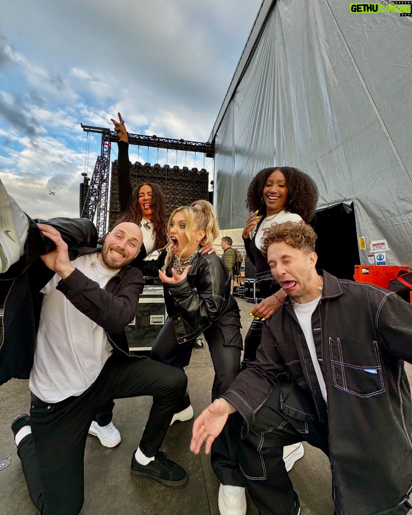 Ella Henderson - 7.5K Likes - @bbcradio1 BIG WEEKEND 🙌 Thank you so much for showing me such an amazing time 💖 @natashabedingfield @rudimentaluk it was UNREAL performing alongside you. Thank you to my incredible team as always, and to everyone who watched or listened — your support always means the world 🙏 What a great way to kick off festival season E x x
MD: @rossharrismusic
Keys: @jamieaparker_
BV’s: @izzychaseuk @zazathevoice
Glam: @krystaldawn_mua @jasongohhair