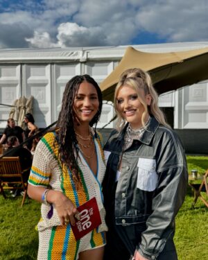 Ella Henderson Instagram - @bbcradio1 BIG WEEKEND 🙌 Thank you so much for showing me such an amazing time 💖 @natashabedingfield @rudimentaluk it was UNREAL performing alongside you. Thank you to my incredible team as always, and to everyone who watched or listened — your support always means the world 🙏 What a great way to kick off festival season E x x 
MD: @rossharrismusic 
Keys: @jamieaparker_ 
BV’s: @izzychaseuk @zazathevoice 
Glam: @krystaldawn_mua @jasongohhair