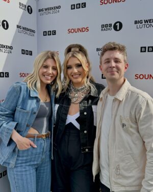 Ella Henderson Instagram - @bbcradio1 BIG WEEKEND 🙌 Thank you so much for showing me such an amazing time 💖 @natashabedingfield @rudimentaluk it was UNREAL performing alongside you. Thank you to my incredible team as always, and to everyone who watched or listened — your support always means the world 🙏 What a great way to kick off festival season E x x 
MD: @rossharrismusic 
Keys: @jamieaparker_ 
BV’s: @izzychaseuk @zazathevoice 
Glam: @krystaldawn_mua @jasongohhair