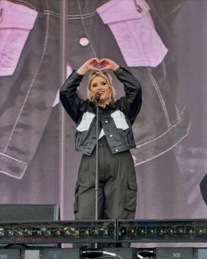 Ella Henderson Instagram - @bbcradio1 BIG WEEKEND 🙌 Thank you so much for showing me such an amazing time 💖 @natashabedingfield @rudimentaluk it was UNREAL performing alongside you. Thank you to my incredible team as always, and to everyone who watched or listened — your support always means the world 🙏 What a great way to kick off festival season E x x 
MD: @rossharrismusic 
Keys: @jamieaparker_ 
BV’s: @izzychaseuk @zazathevoice 
Glam: @krystaldawn_mua @jasongohhair
