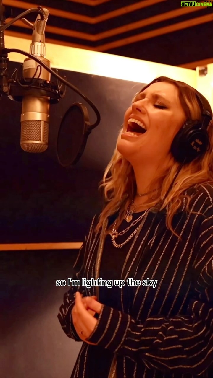 Ella Henderson Instagram - Did you hear the Alibi acoustic yet?? Link in bio!! E x #acoustic #livemusic Keys, strings & arrangement: @aidangloverkeys Vocal arrangement: @izzychaseuk & BVs: @louiselabelle @angelsilveramusic @mattmaijah Guitar: @billyplaysguitar Double bass: @stringtuba Engineered & Mixed by: @paulbnorris Mastered by: @davidmemery Recorded at: @metropolisstudios π₯: @romarnibrytz π