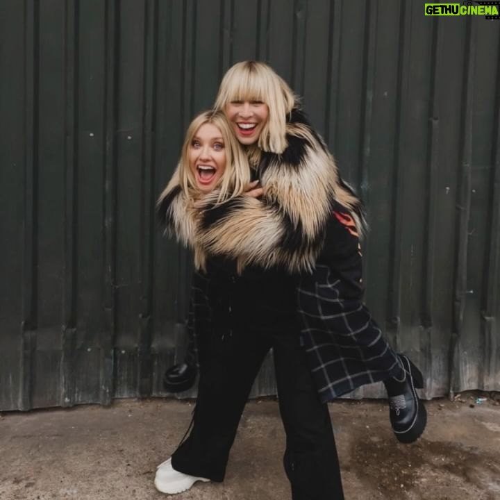 Ella Henderson Instagram - We finally met in person!!! Two British Divas unite 🥰 #natella