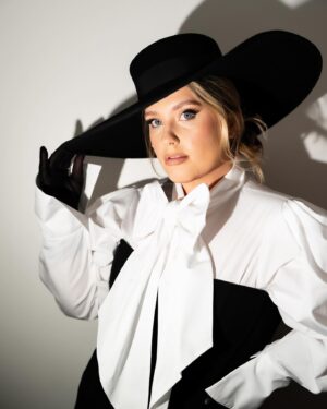 Ella Henderson Instagram - 🖤🤍THE BRITS 2024🖤🤍

Photographer: @osullivanluke 
Hair: @carlbembridgehair @lmai_hair 
Makeup: @krystaldawn_mua 
Styling: @victoriajayneadcock @zoe_glanville - @ninaricci @stellamccartney @aurumjewellery @lalingilondon @dentsgloves