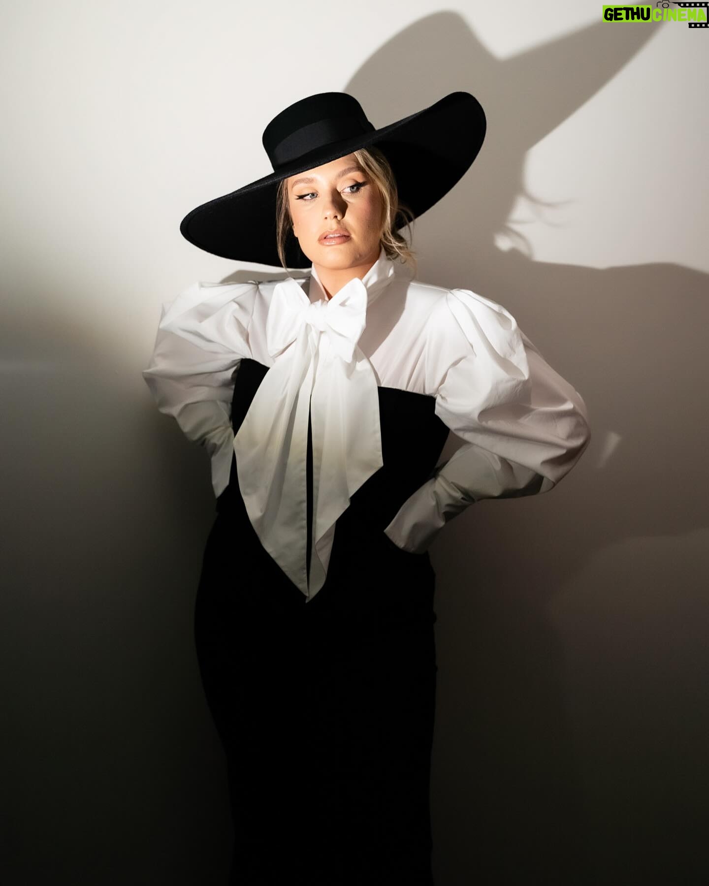 Ella Henderson - 3.4K Likes - 🖤🤍THE BRITS 2024🖤🤍
Photographer: @osullivanluke
Hair: @carlbembridgehair @lmai_hair
Makeup: @krystaldawn_mua
Styling: @victoriajayneadcock @zoe_glanville - @ninaricci @stellamccartney @aurumjewellery @lalingilondon @dentsgloves