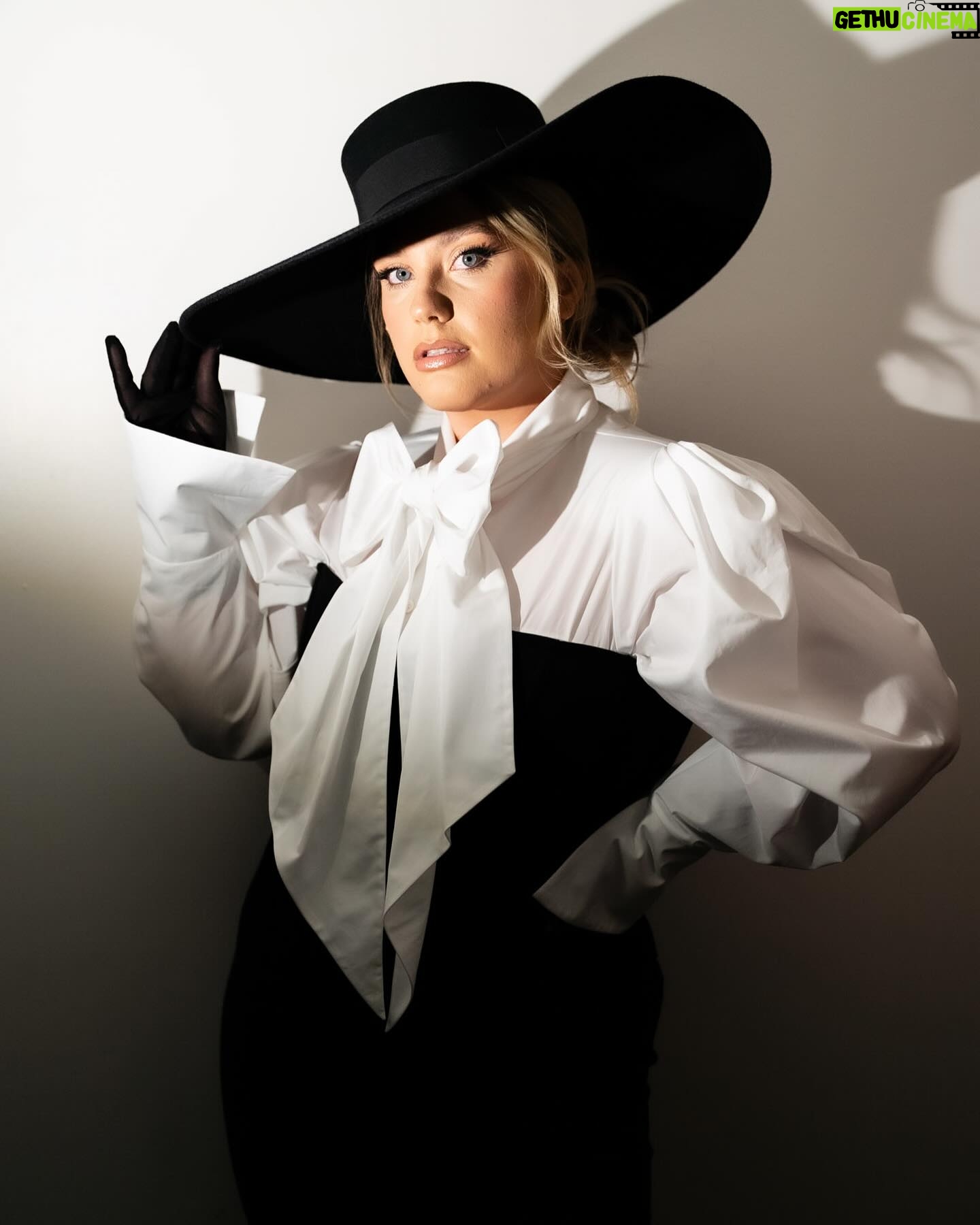 Ella Henderson - 3.4K Likes - 🖤🤍THE BRITS 2024🖤🤍
Photographer: @osullivanluke
Hair: @carlbembridgehair @lmai_hair
Makeup: @krystaldawn_mua
Styling: @victoriajayneadcock @zoe_glanville - @ninaricci @stellamccartney @aurumjewellery @lalingilondon @dentsgloves