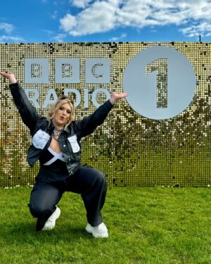 Ella Henderson Instagram - @bbcradio1 BIG WEEKEND 🙌 Thank you so much for showing me such an amazing time 💖 @natashabedingfield @rudimentaluk it was UNREAL performing alongside you. Thank you to my incredible team as always, and to everyone who watched or listened — your support always means the world 🙏 What a great way to kick off festival season E x x 
MD: @rossharrismusic 
Keys: @jamieaparker_ 
BV’s: @izzychaseuk @zazathevoice 
Glam: @krystaldawn_mua @jasongohhair