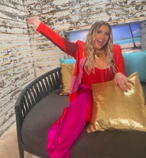 Ella Henderson Instagram - 🩷💜❤️ Love Island Babyyyyyyyyyy!!!!! Living my best slow mo life 😂 … What a blast to head into the @loveisland villa xx. E x #LoveIsland #AllStars