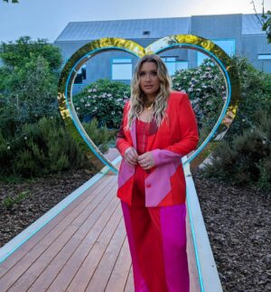 Ella Henderson Instagram - 🩷💜❤️ Love Island Babyyyyyyyyyy!!!!! Living my best slow mo life 😂 … What a blast to head into the @loveisland villa xx. E x #LoveIsland #AllStars