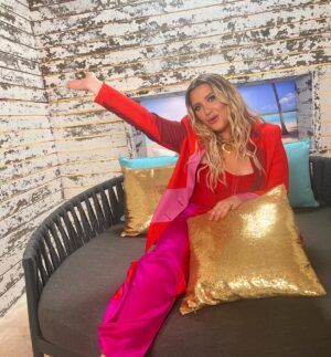 Ella Henderson Instagram - 🩷💜❤️ Love Island Babyyyyyyyyyy!!!!! Living my best slow mo life 😂 … What a blast to head into the @loveisland villa xx. E x #LoveIsland #AllStars