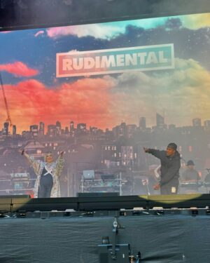 Ella Henderson Instagram - @bbcradio1 BIG WEEKEND 🙌 Thank you so much for showing me such an amazing time 💖 @natashabedingfield @rudimentaluk it was UNREAL performing alongside you. Thank you to my incredible team as always, and to everyone who watched or listened — your support always means the world 🙏 What a great way to kick off festival season E x x 
MD: @rossharrismusic 
Keys: @jamieaparker_ 
BV’s: @izzychaseuk @zazathevoice 
Glam: @krystaldawn_mua @jasongohhair