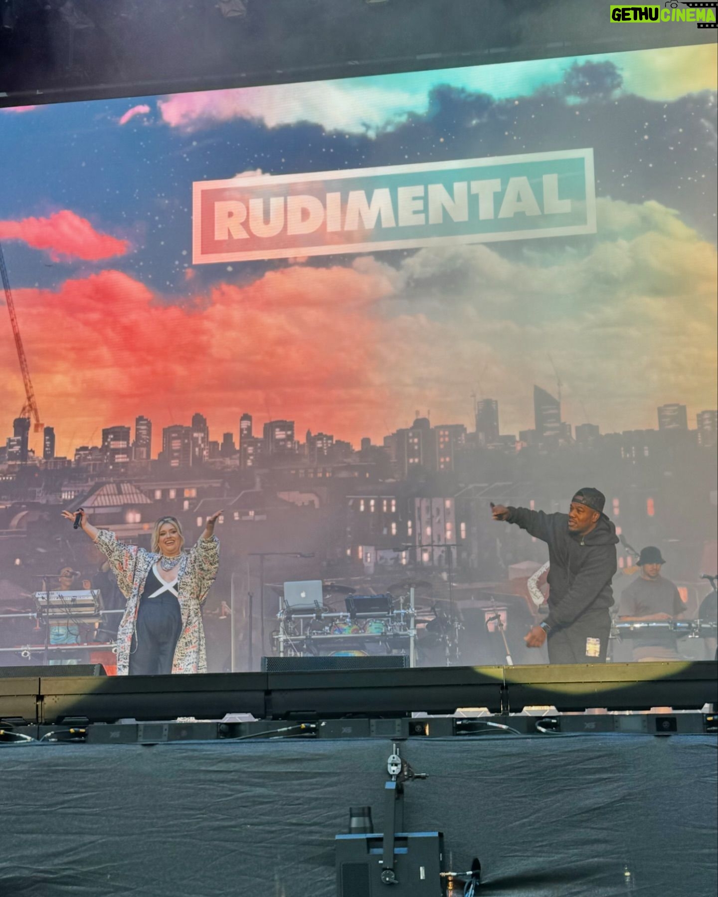 Ella Henderson - 7.5K Likes - @bbcradio1 BIG WEEKEND 🙌 Thank you so much for showing me such an amazing time 💖 @natashabedingfield @rudimentaluk it was UNREAL performing alongside you. Thank you to my incredible team as always, and to everyone who watched or listened — your support always means the world 🙏 What a great way to kick off festival season E x x
MD: @rossharrismusic
Keys: @jamieaparker_
BV’s: @izzychaseuk @zazathevoice
Glam: @krystaldawn_mua @jasongohhair