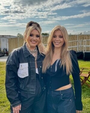 Ella Henderson Instagram - @bbcradio1 BIG WEEKEND 🙌 Thank you so much for showing me such an amazing time 💖 @natashabedingfield @rudimentaluk it was UNREAL performing alongside you. Thank you to my incredible team as always, and to everyone who watched or listened — your support always means the world 🙏 What a great way to kick off festival season E x x 
MD: @rossharrismusic 
Keys: @jamieaparker_ 
BV’s: @izzychaseuk @zazathevoice 
Glam: @krystaldawn_mua @jasongohhair