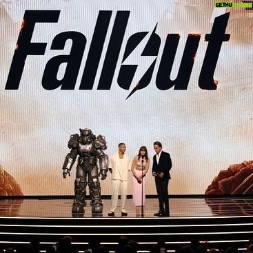 Ella Purnell Instagram - At the Game Awards a few weeks ago with my gorgeous Fallout family! #AaronMoten @waltongogginsbonafide @picsofship #GenevaRobertsonDworet @falloutonprime @thegameawards 💙 Styled by @hollyevawhite Make up by @fionastiles Hair by the lovely @hairbyjohnd Nails by @rachelsuenails 💘