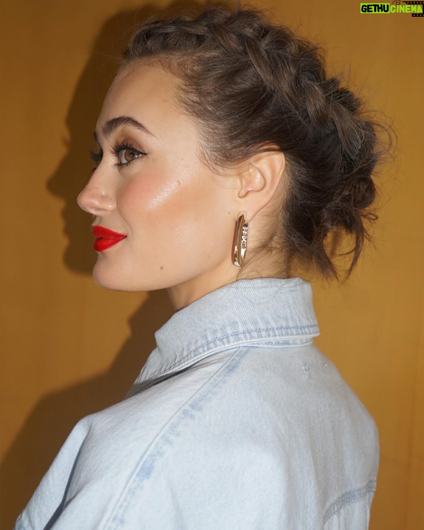 Ella Purnell Instagram - Fallout press in INDIA wow wow wow wow 😠Styled by @sophielopez Makeup and photos by @valeriaferreiramakeup Hair by @leighkeateshair !
