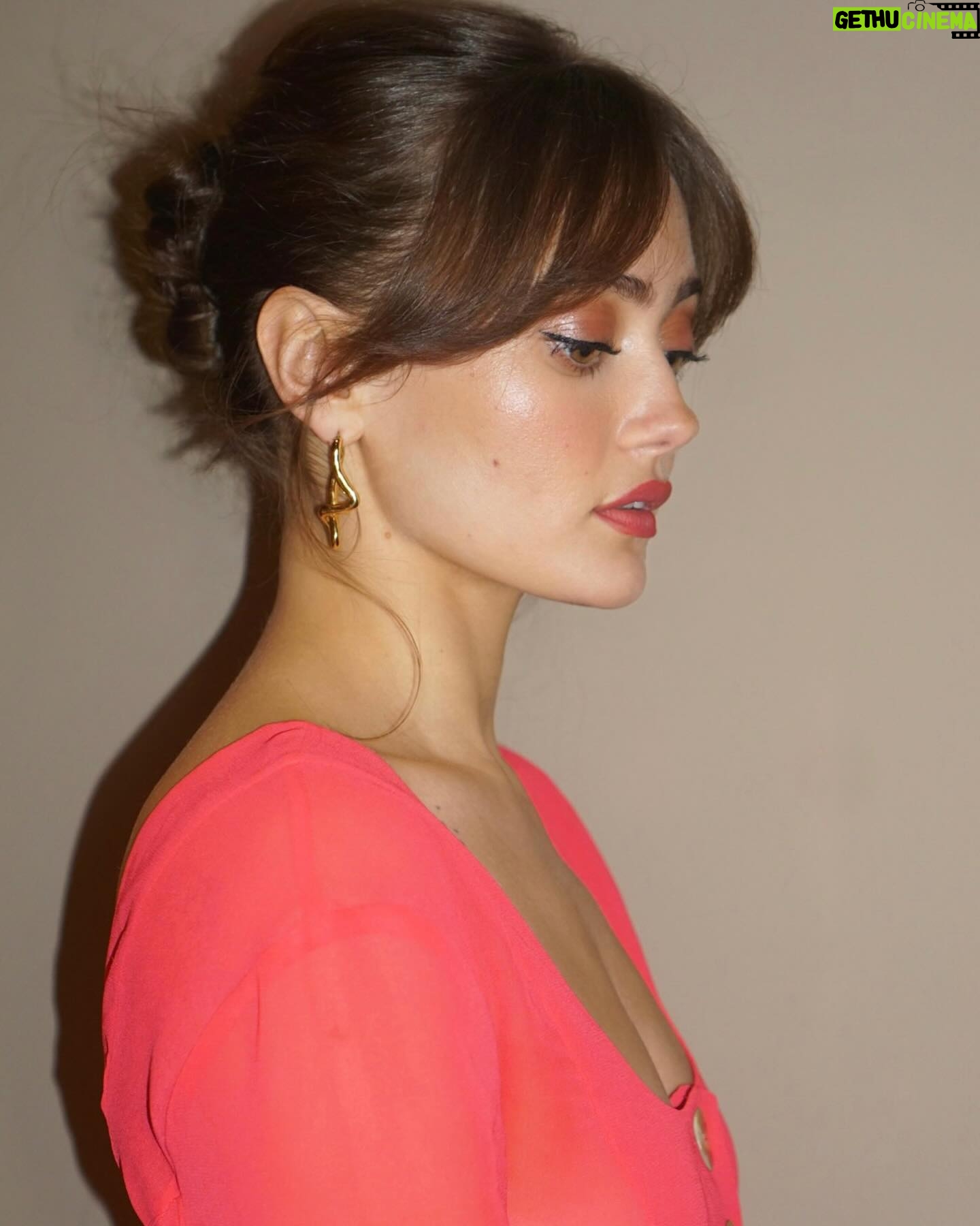 Ella Purnell Instagram - ELLA X FALLOUT PRESS IN MUMBAI @ellapurnell attending press day 1 for #falloutprime in Mumbai. Styled @sophielopez Hair @leighkeateshair Makeup and Photos by me @valeriaferreiramakeup @thewallgroup Ella wears @augustinusbader the cream @reviveskincare de puffing eye masks @drjart_uk @drjart_uk hydrating mask @chanel.beauty @welovecoco Eau de teint in medium plus @yslbeauty touche eclat in shade 3 @valentino.beauty liquid liber in black @valentino.beauty liquid eyebrow pen in brown @patmcgrathreal volumising mascara in black @charlottetilbury bronzer in shade 2 @hourglasscosmetics unlocked soft matte lipstick in shade FOXGLOVE 356 - BERRY ROSE @byterryofficial matte hyaluronic pressed powder #ellapurnell #falloutprime #falloutprimevideo #bts #ellapurnelledit #makeuplook #valeriaferreiramakeup