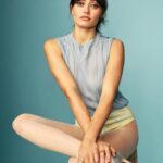 Ella Purnell Instagram - when are we all gonna figure out what to do with our hands in photos????