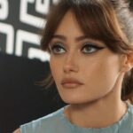 Ella Purnell Instagram - ELLA X FALLOUT PRESS @ella_purnell Styled @sophielopez Hair @hairbyjohnd Makeup and Photos by me @valeriaferreiramakeup @thewallgroup Some key products used to create this look below 👇🏽 @chanel.beauty @welovecoco Eau de teint in shade medium plus @armanibeauty Luminous silk fluid sheer in shade 2 @patmcgrathreal liquid liner in black @lancomeofficial idole mascara in black @westmanatelier lip suede in Les nudes @armanibeauty blush in amore @charlottetilbury concealer in shade 5 @diorbeauty loose powder in shade 3N @diorbeauty Dior show black mascara #fallout #falloutseries #ellapurnell #bts #valeriaferreiramakeup