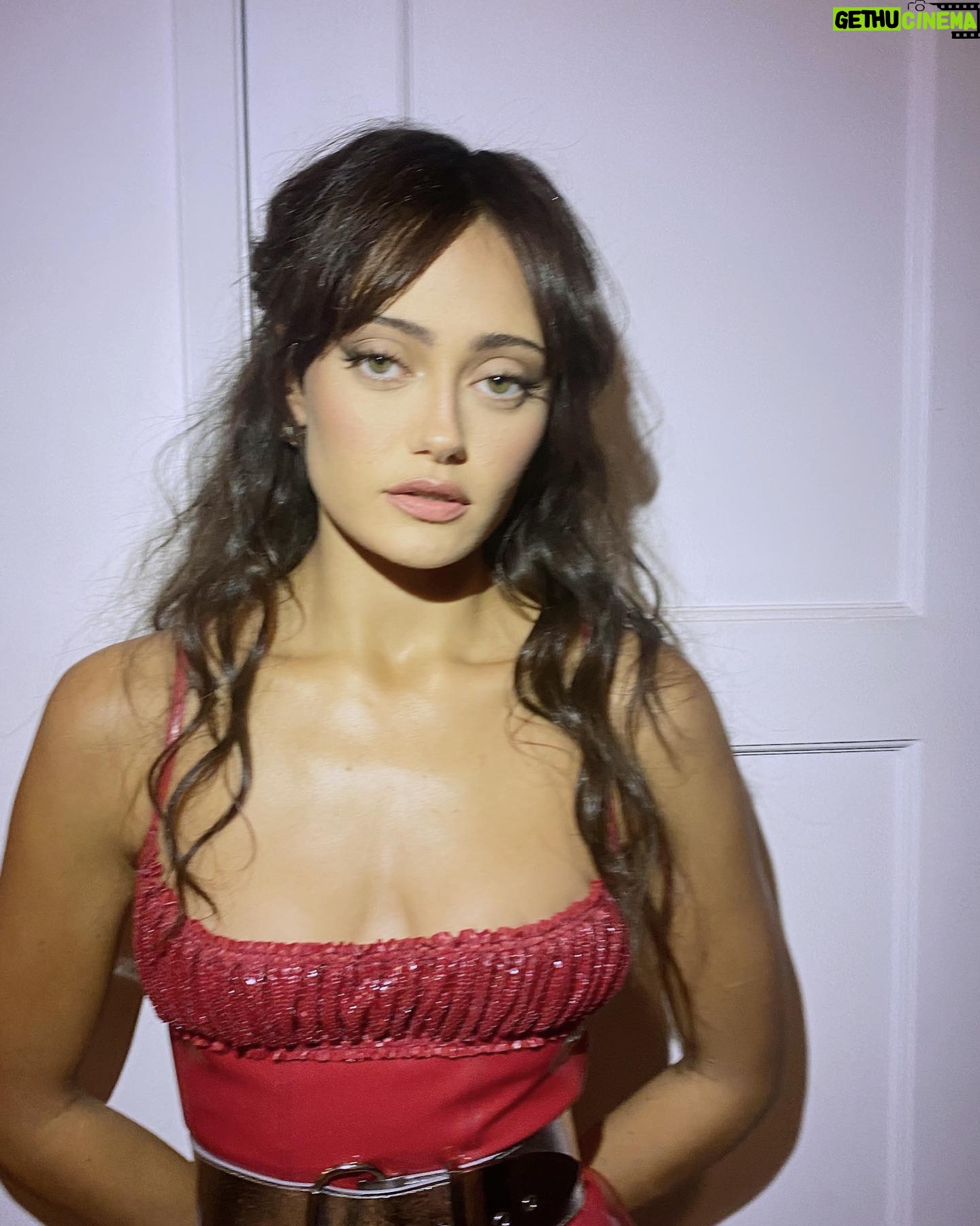 Ella Purnell Instagram - Last night 🌹 What a beautiful start to Emmy weekend! So proud of my jackets 🐝 Dress by @pacorabanne Styling by @sophielopez Makeup by @yasminist Hair by @terrarosepuncerelli Wig courtesy of the amazing @mitchellbeck71 ✨