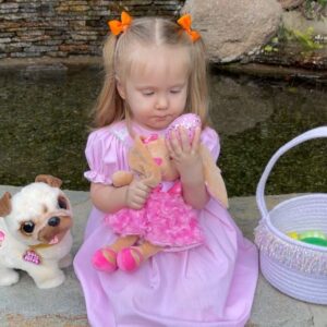 Elle Evans Instagram - Can’t get over this Easter cuteness 💝🐰🥕🥚🐣🪺💐🎀