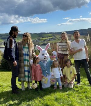 Elle Evans Instagram - Can’t get over this Easter cuteness 💝🐰🥕🥚🐣🪺💐🎀