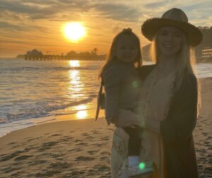 Elle Evans Instagram - Malibu sunset magic ✨ Hoping everyone’s new year so far has been everything you’ve imagined and more 💛 sending our love 💫