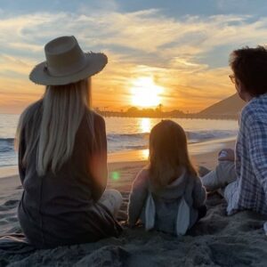 Elle Evans Instagram - Malibu sunset magic ✨ Hoping everyone’s new year so far has been everything you’ve imagined and more 💛 sending our love 💫