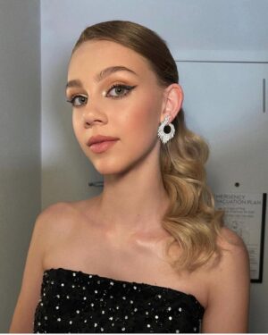 Elle Graham Instagram - Oh what a night.
✨Thankful✨  Stylist: @jessicaarmstrong_style  Makeup: @allanface Hair: @stevenmasonlife @margaretmovie