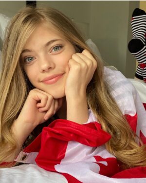 Elle McKinnon Instagram - Et ta valeur, de foi trempée, Protégera nos foyers et nos droits. O, Canada! Terre de nos aïeux.The True North Strong and Free. I ♥️ you Canada. Happy Birthday! 🇨🇦 #canadaday #proudcanadian #happycanadaday