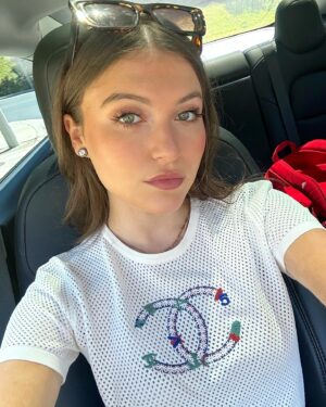 Elle Winter Instagram - some selfies and puppies 🎶 🐶