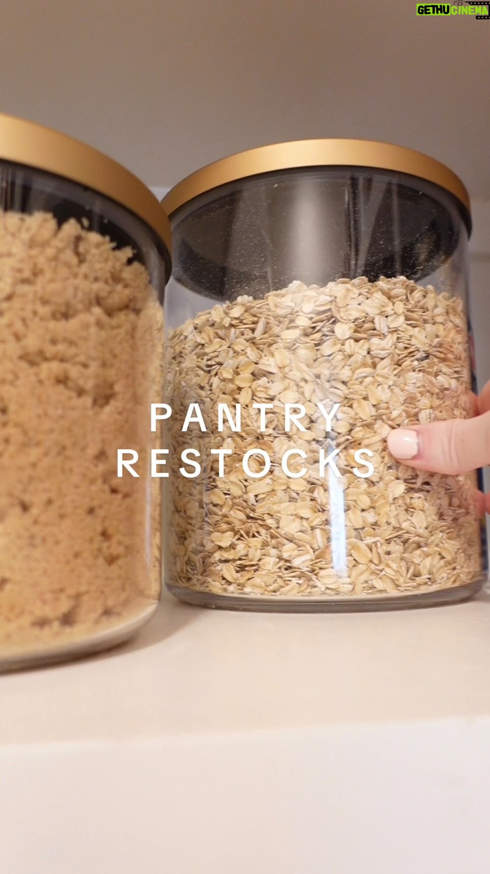 Elle Fowler Instagram - Some pantry restocks to help fill your cup this Monday afternoon. These gorgeous containers are from @neatmethod - I totally thought I would go “simplified” with no labels because surely I would remember what everything was, yes? LOL no. Yes, some things are obvious (like the granola) but I have gotten my oatmeals and my flours mixed up so… next restock we are getting labels 😂 #pantry #homeorganization #organization