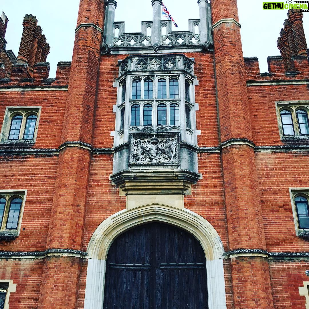 Elle Fowler Instagram - I've literally always wanted to come here. So happy right now! #HamptonCourtPalace (All those Philippa Gregory books y'all!)