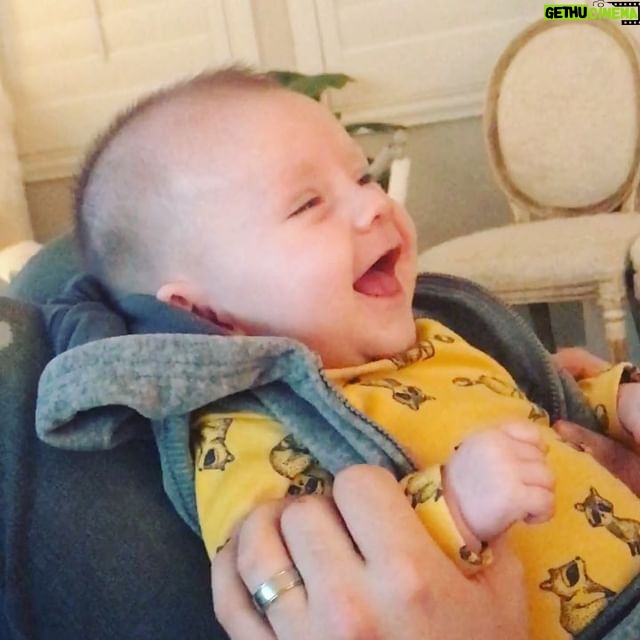 Elle Fowler Instagram - Daddy making little laugh with fake sneezes lolol